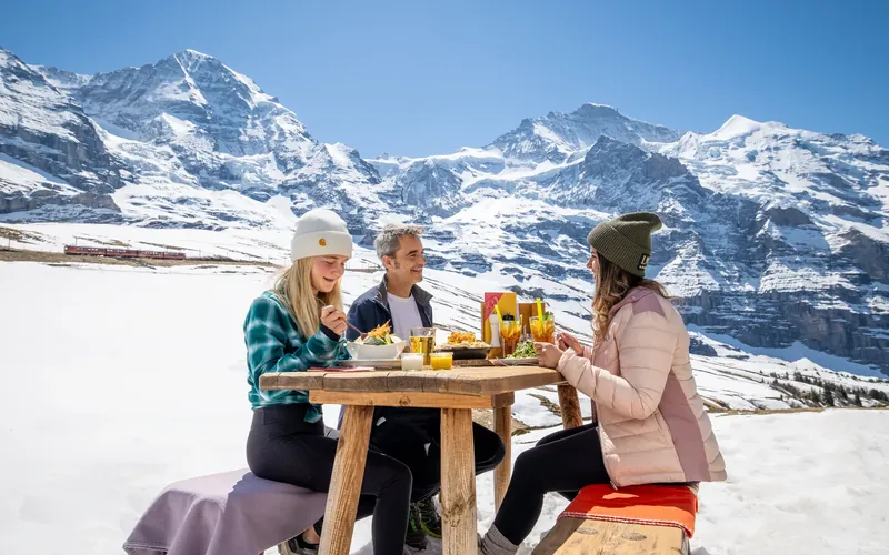 March in the Lauterbrunnen valley: spring skiing begins